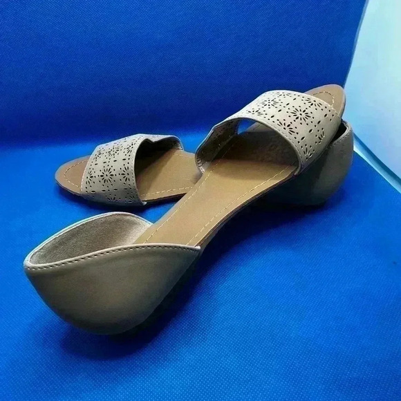 Size 8.5 Tan Flats by Nicole - Picture 2 of 2